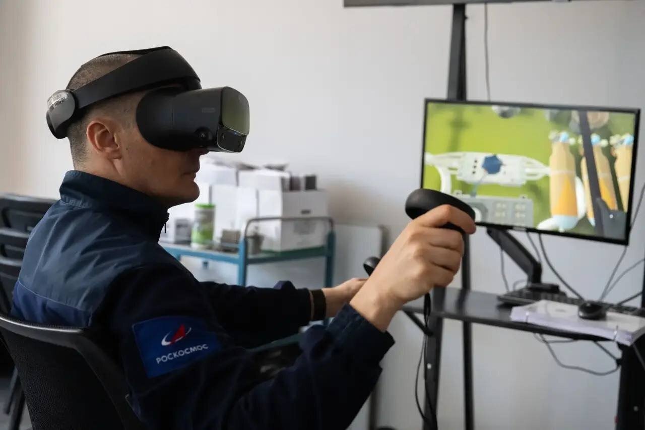 Cosmonauts Complete Virtual Spacewalk

The training session on the "Orlan-MK" stand included simulations of spacesuit donning, maneuvering between ISS modules, and docking.

Pyotr Dubrov and Anna Kikina, members of the ISS-75 main crew, participated in the virtual spacewalk.