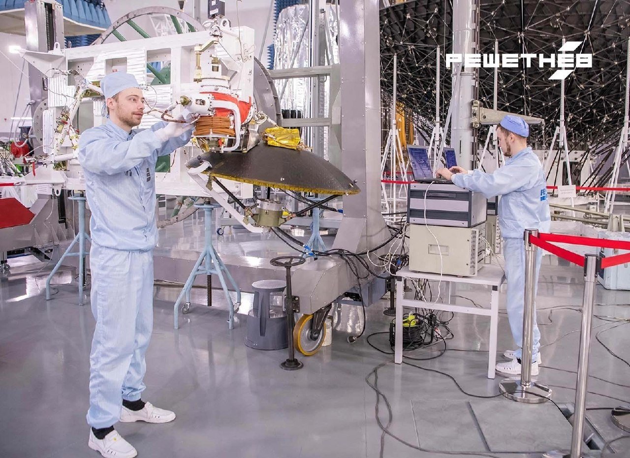 **⚪️**** «РЕШЕТНЁВ» изготовил два летных образца антенн для пилотируемых кораблей нового поколения**

Задача [антенных систем ](https://prokosmos.ru/2026/04/17/reshetnyov-izgotovil-dva-letnikh-obraztsa-antenn-dlya-pilotiruemikh-korablei-novogo-pokoleniya?utm_source=telegram&utm_medium=messenger)— обеспечивать связь с центром управления полетами в разных диапазонах частот.

Образцы прошли наземные испытания и были поставлены РКК «Энергия».

__Подобные разработки — одна из ключевых компетенций АО «РЕШЕТНЁВ». Ранее предприятие изготовило антенную систему для российского сегмента МКС.__