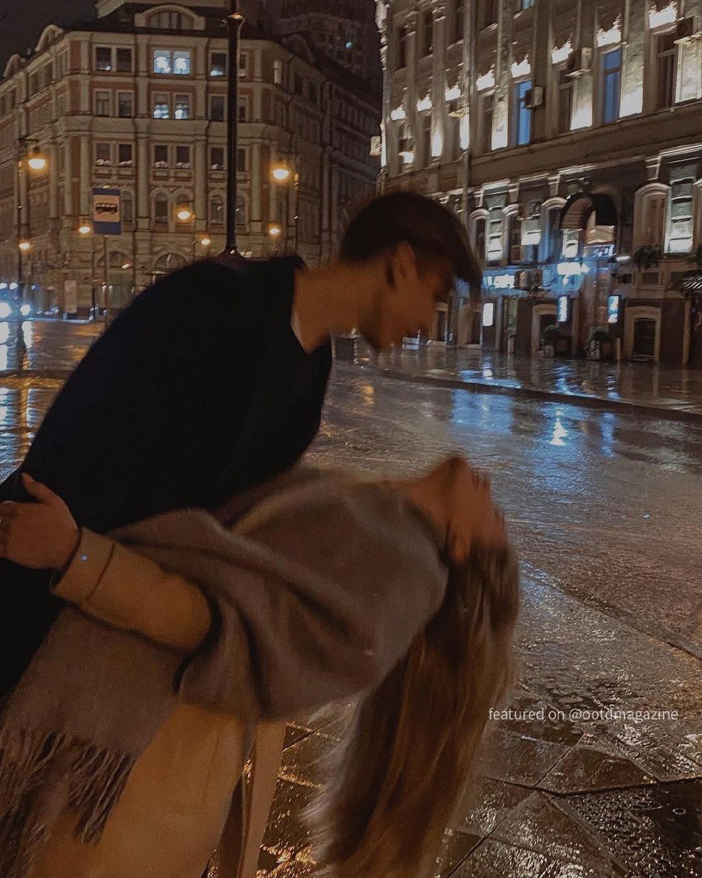 Залог нормальных, здоровых и крепких отношений – простое человеческое общение. Нет никакого секрета и скрытых подтекстов.
Если люди общаются, если доверяют друг другу и интересуются друг другом, это позволяет отношениям сохраниться даже когда угасает страсть, даже когда проходит яркая любовь и остается только привязанность.