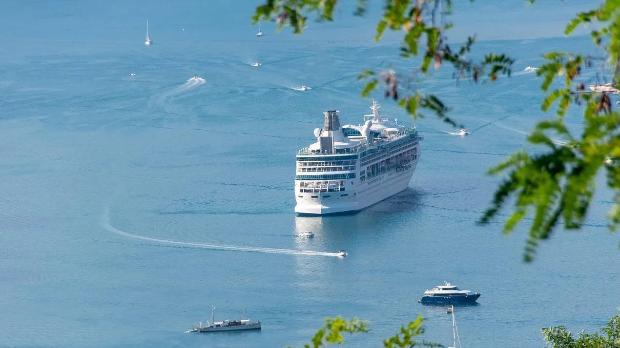 **Пассажирское судно село на мель у острова Чансан**