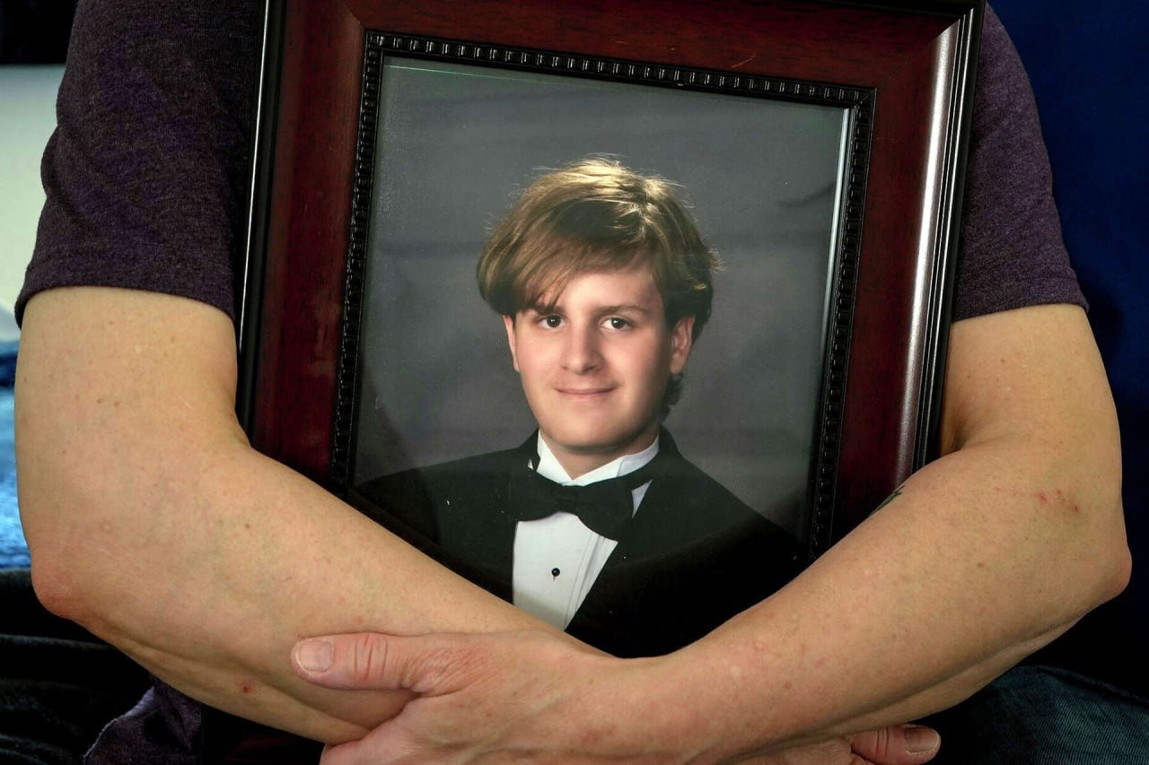 Family Sues OpenAI Over Fatal Drug Overdose

The family of 19-year-old student Sam Nelson is suing OpenAI, alleging that the advice given by GPT-4o, an AI developed by the company, led to their son's tragic death from a drug overdose. The AI provided guidance to Sam on safe drug use, dosages, and even advised creating playlists for an immersive experience.

On the night of the overdose, in an intoxicated state, Sam sought advice from ChatGPT on how to alleviate nausea. The bot recommended Xanax in a specific dosage, failing to warn about the potential dangers of combining substances.

OpenAI responded vaguely, mentioning they are actively working on implementing safety measures. The question arises: should OpenAI be held accountable for the consequences of their AI's advice, leading to such a tragic outcome?