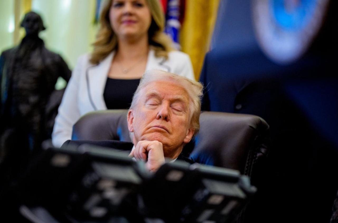Photo of Trump appearing to be asleep circulates online