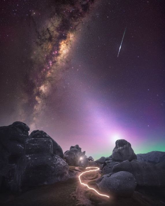 An incredible astronomical event illuminated the skies over New Zealand recently. Residents and tourists alike were treated to a stunning display of the Southern Lights, also known as the Aurora Australis. The natural light show painted the night sky in vibrant hues of green, pink, and purple, captivating all who were lucky enough to witness it.