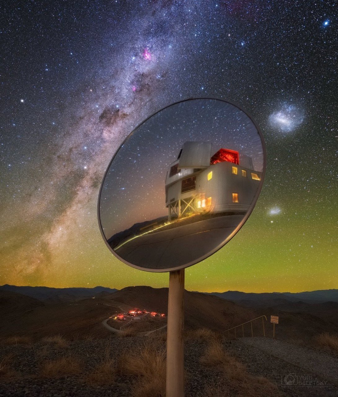 Млечный путь, Магеллановы облака и обсерватория Лас-Кампанас в отражении на снимке