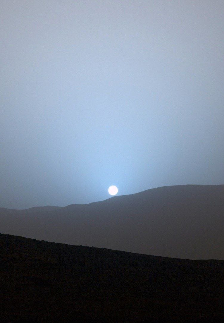 A rare phenomenon of a blue sunset was observed on the Red Planet.