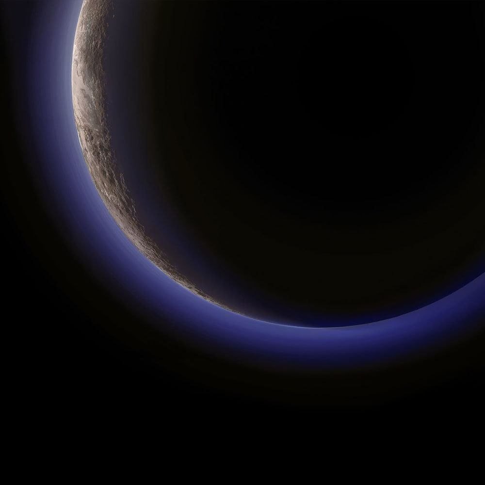 Голубая дымка вокруг Плутона, заснятая космическим аппаратом New Horizons .

Помимо научного оборудования, на борту аппарата установлены: капсула с прахом астронома Клайда Томбо, компакт-диск с именами людей, участвовавших в акции NASA «Отправьте своё имя на Плутон», две монеты, два флага США и почтовая марка США 1990 года «Pluto: Not Yet Explored».