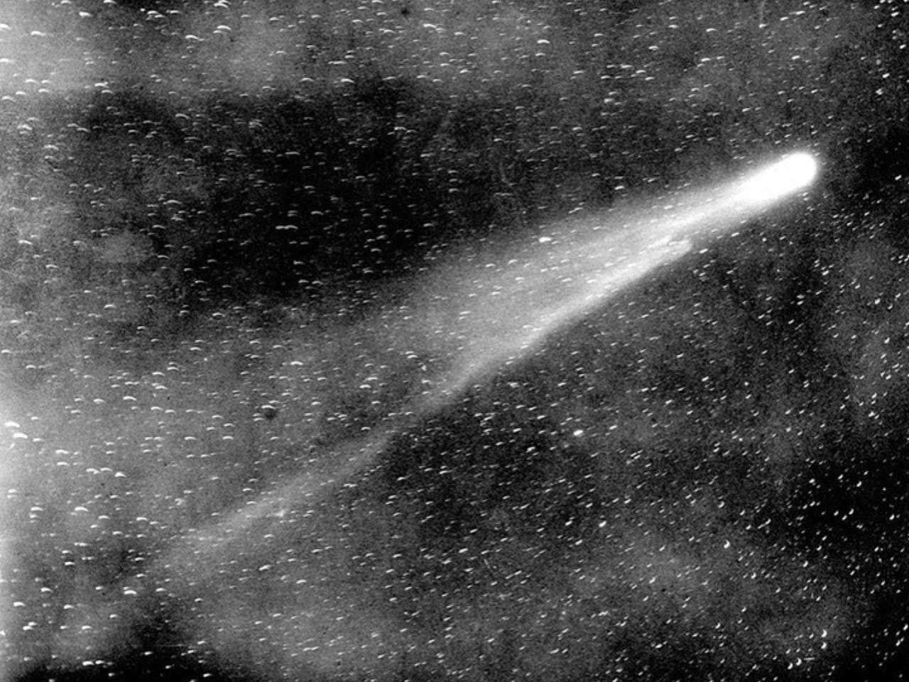 **На этом изображении запечатлена комета Галлея **.

Только задумайтесь…

Снимок был сделан 6 июня 1910 года в Йеркской обсерватории Чикагского университета.