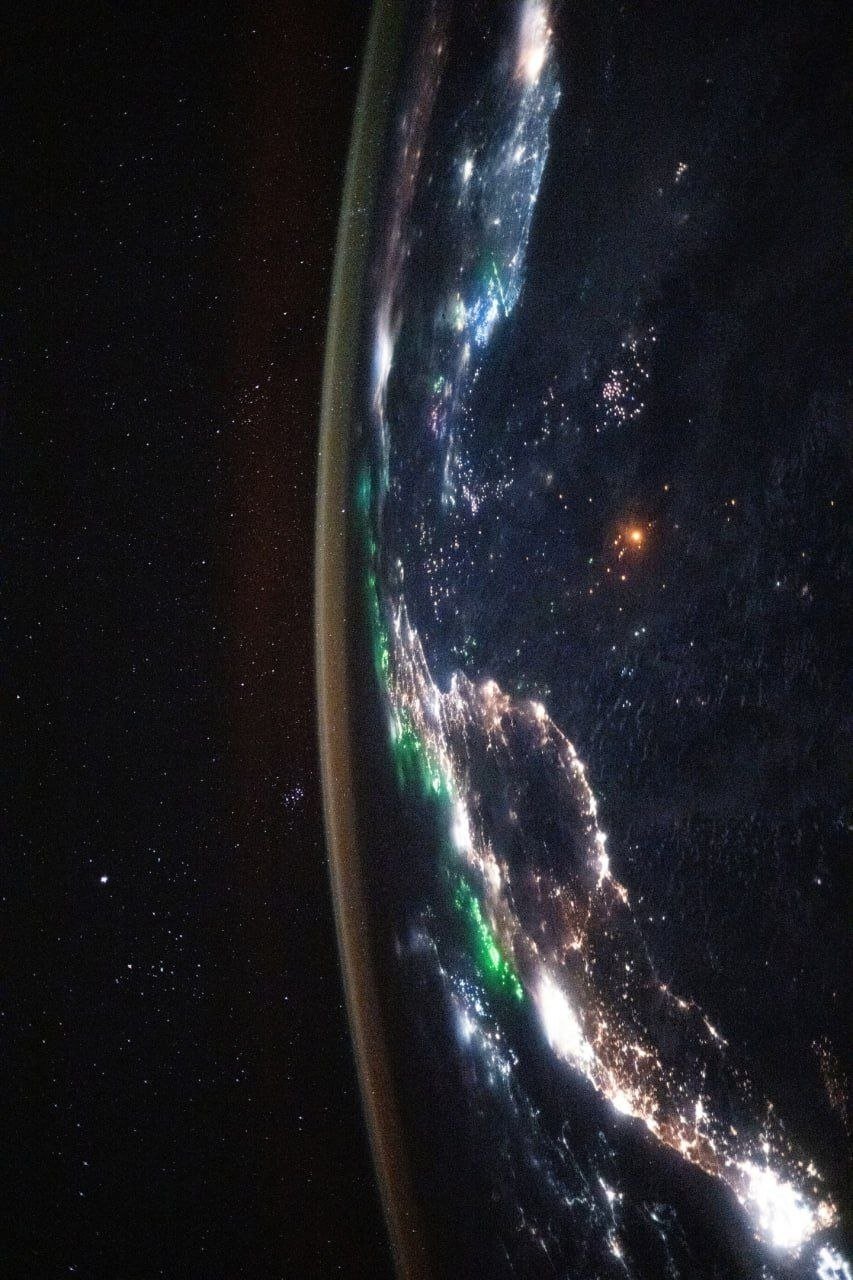 Ночной вид из иллюминатора МКС на юго-восточную Азию.