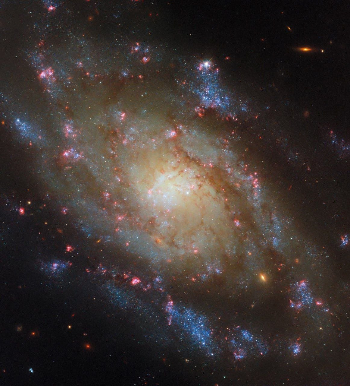 На этот раз в кадр попала спиральная галактика NGC 5042, расположенная на расстоянии 48 млн световых лет от Солнца. Её диаметр составляет около 20 тысяч световых лет, что значительно меньше размеров Млечного Пути.