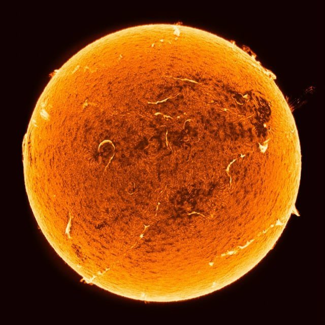 How Much Does the Sun Weigh?

The Sun's weight is an astonishing 2 × 10³⁰ kilograms if we were to weigh it on a scale. This massive amount is equivalent to 2,000,000,000,000,000,000,000,000,000,000 kg!

To put this into perspective, the Sun is 333,000 times heavier than Earth, making up 99.86% of the total weight of the entire Solar System. Contemplating these astronomical figures can be truly mind-boggling.