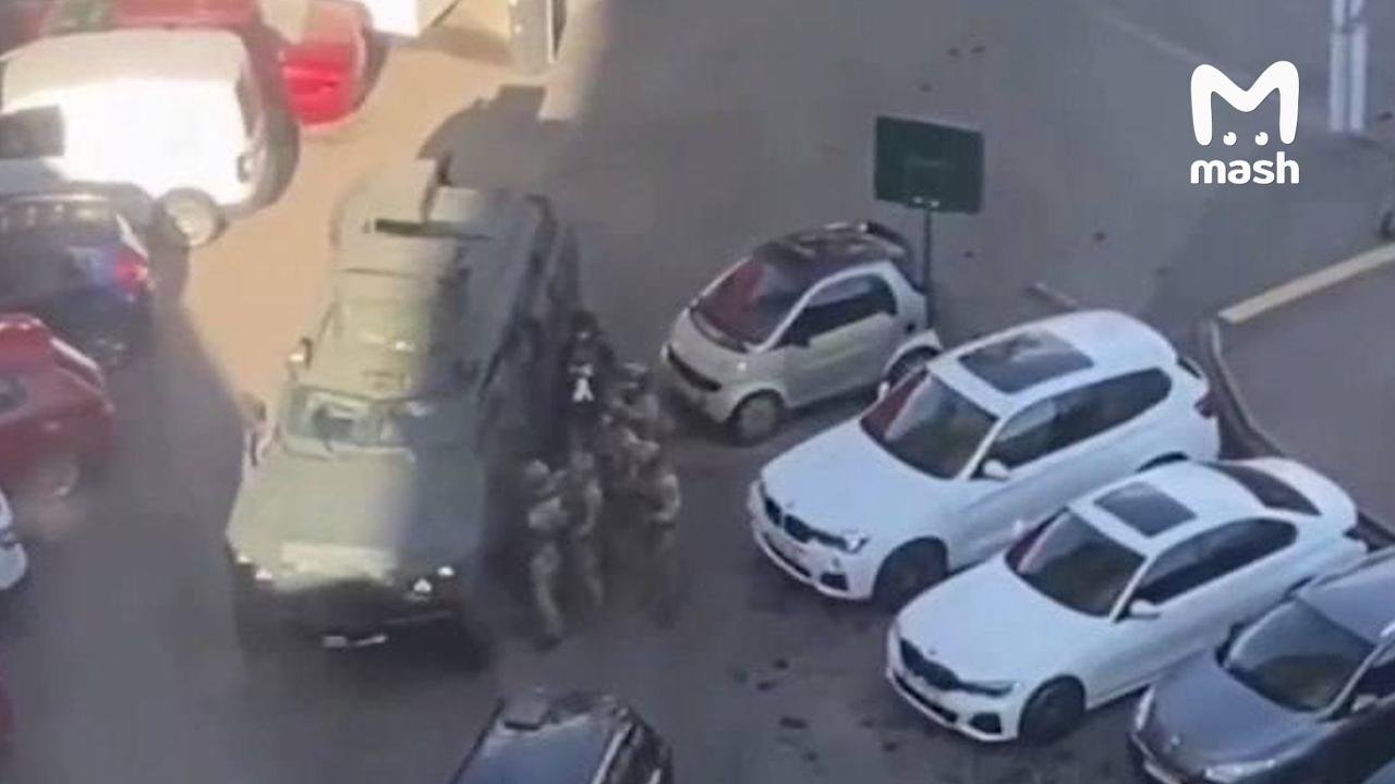 Бронетехника приехала к супермаркету "Велмарт" в Киеве, где неадекват, расстрелявший людей, спрятался и взял в заложники покупателей. Полицейские готовятся штурмовать здание. Пока что с преступником говорят переговорщики.

❗️ [Не грузятся фото и видео? Читайте нас в MAX.](https://d.code-qr.ru/qkpWG6UY)