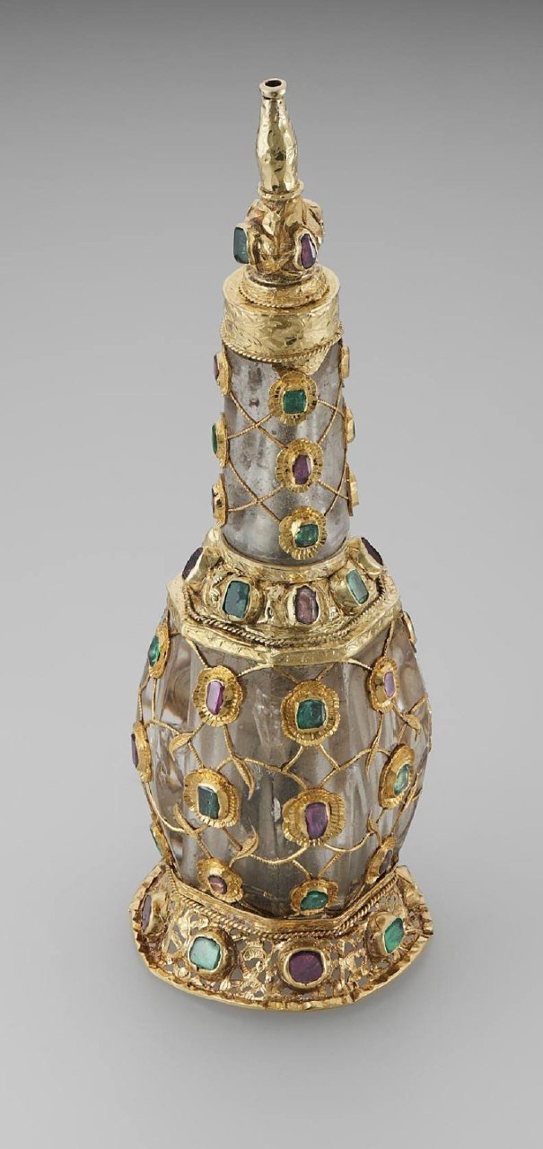 Kremlin Museums Showcase Historical Perfume Trends