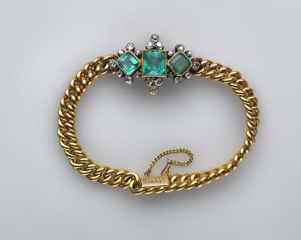 Браслет.
Россия, Москва, 1888-1899 гг.
Фирма «Шанкс и Ко».
Золото, бриллианты, изумруды.
Выпиловка, монтировка, литье.
Длина: 20,0 см (без цепочки-фиксатора); размеры: 24,0 х 2,1 см (с цепочкой-фиксатором).
#экспонатдня
.
© Музеи Московского Кремля
[**Музеи Московского Кремля в MAX**](http://max.ru/kremlinmuseums)