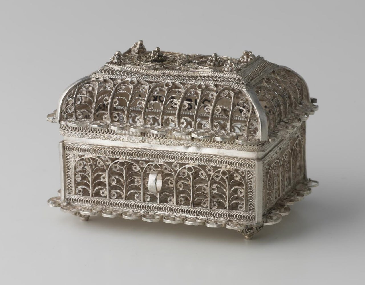 Сундучок.
Россия, Москва, 1834 г.
Серебро, н/д металл  (штифт, фрагменты скани.)
Скань, зернь.
Размеры:  6,5 х 9,0 см.
#экспонатдня
.
© Музеи Московского Кремля
[**Музеи Московского Кремля в MAX**](http://max.ru/kremlinmuseums)