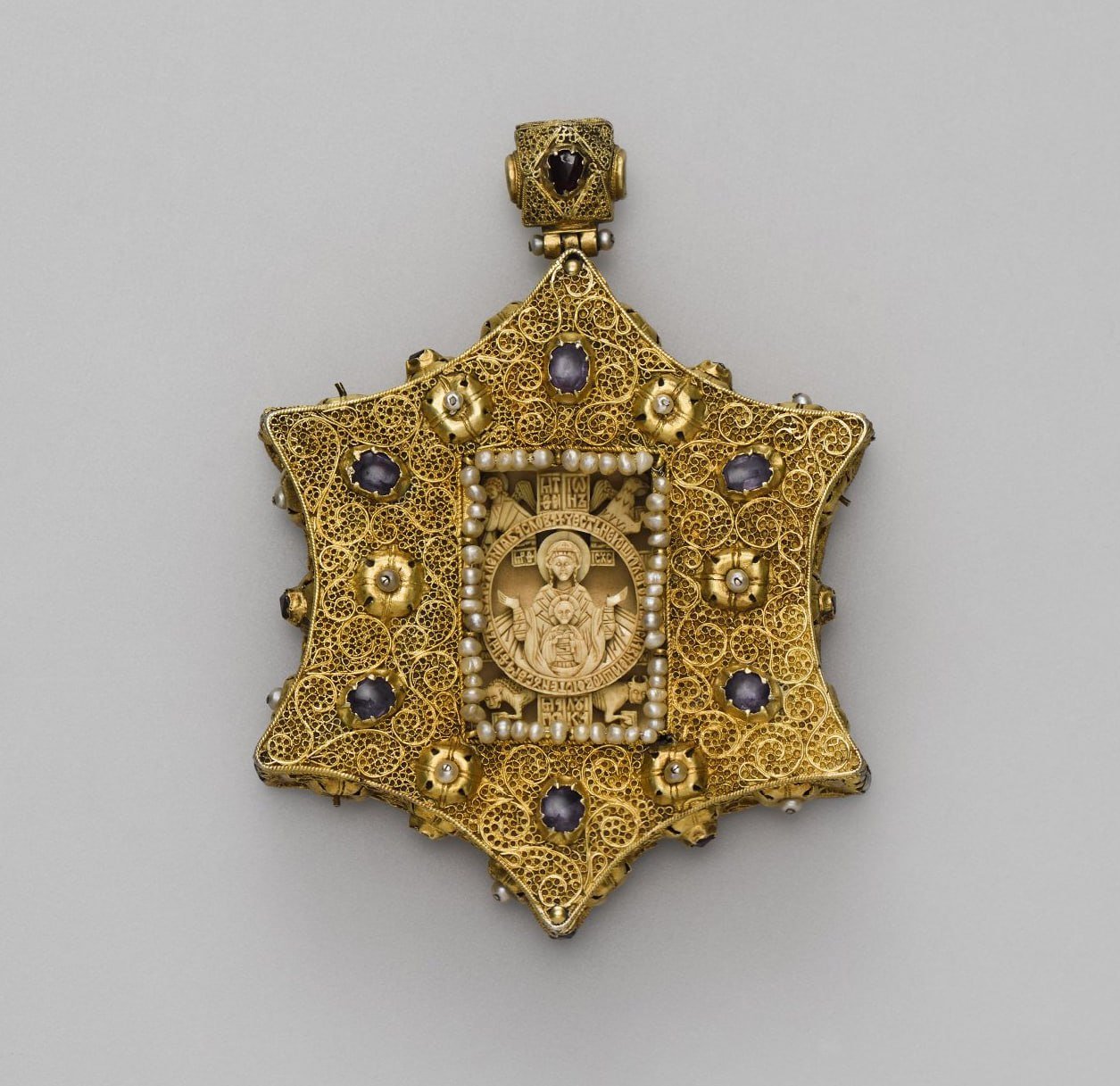 Икона-мощевик наперсная «Богоматерь Воплощение».
Россия, Москва (?), вторая половина XVI в.
Кость, серебро, камни драгоценные, жемчуг.
Чеканка, скань, резьба, золочение.
Размеры:  12,0 х 10,5 см.
#экспонатдня
.
© Музеи Московского Кремля
[**Музеи Московского Кремля в MAX**](http://max.ru/kremlinmuseums)